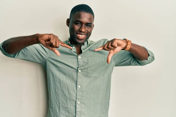 Νεαρός Αφροαμερικάνος Που Φοράει Καθημερινά Ρούχα Και Δείχνει Σίγουρος Χαμόγελο — Φωτογραφία Αρχείου