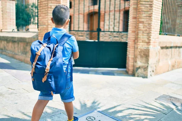 Menino Estudante Adorável Vista Traseira Usando Mochila Rua Cidade — Fotografia de Stock