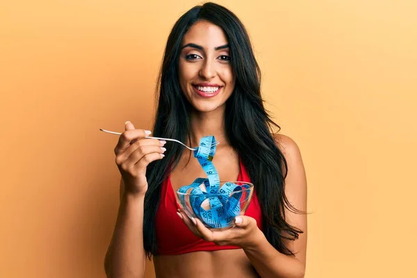 Vacker Latinamerikansk Kvinna Äter Mätaren Gör Diet För Viktminskning Ler — Stockfoto