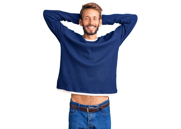 Bello Uomo Biondo Con Barba Indossa Maglione Casual Rilassante Stretching — Foto Stock