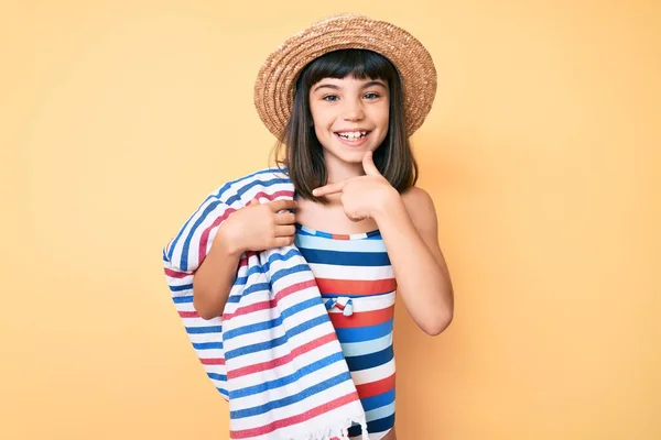 Menina Com Estrondo Usando Maiô Chapéu Verão Segurando Toalha Sorrindo — Fotografia de Stock
