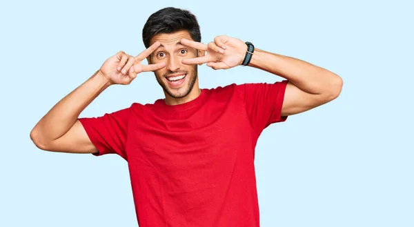 Joven Hombre Guapo Usando Camiseta Roja Casual Haciendo Símbolo Paz — Foto de Stock