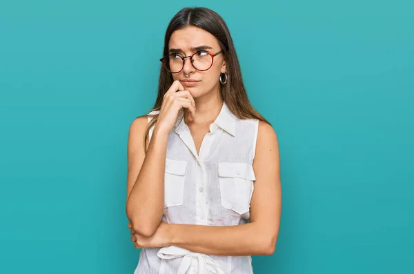 Jonge Latijns Amerikaanse Vrouw Draagt Casual Kleding Serieus Gezicht Denken — Stockfoto