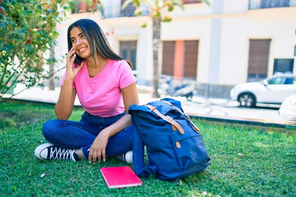 Νεαρή Λατίνα Φοιτήτρια Χαμογελά Ευτυχισμένη Μιλώντας Στο Smartphone Στο Πανεπιστήμιο — Φωτογραφία Αρχείου