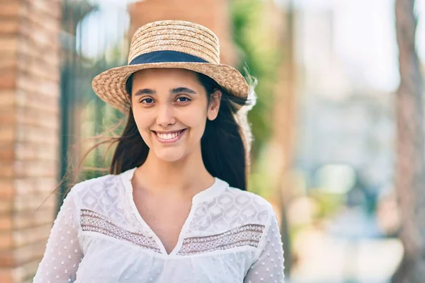 Jeune Touriste Hispanique Portant Chapeau Été Debout Ville — Photo