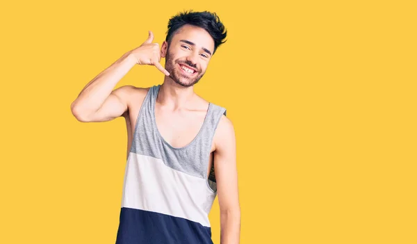 Junger Hispanischer Mann Lässiger Kleidung Lächelt Und Macht Telefongesten Mit — Stockfoto