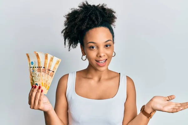 Giovane Ragazza Afroamericana Con Banconote Peso Filippino Che Celebra Successo — Foto Stock