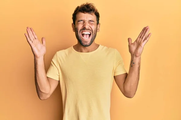 Hombre Guapo Con Barba Vistiendo Camiseta Amarilla Casual Sobre Fondo — Foto de Stock