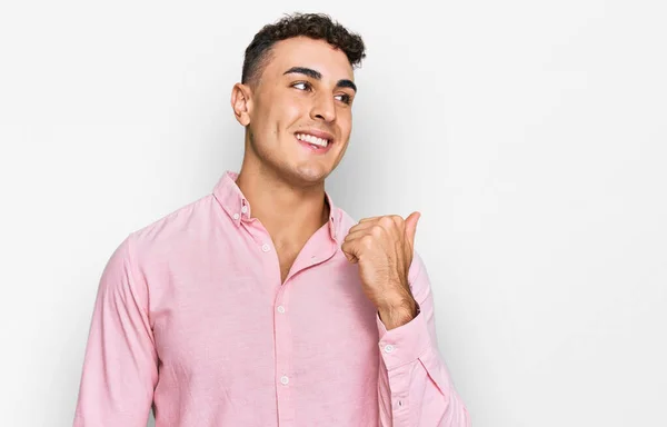 Joven Hispano Vistiendo Ropa Casual Sonriendo Con Cara Feliz Mirando — Foto de Stock