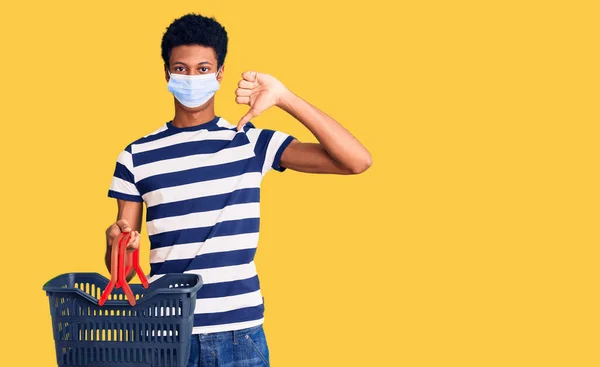 Young African American Man Wearing Shopping Basket Medical Mask Angry — Stock Photo, Image