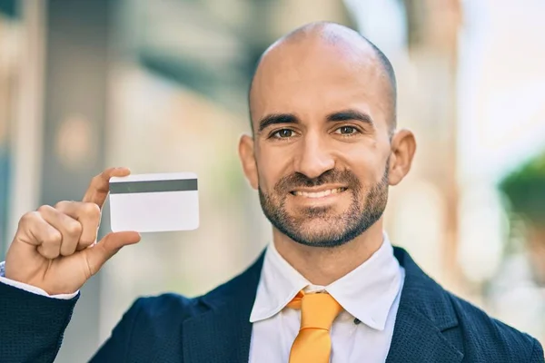 Junger Hispanischer Glatzköpfiger Geschäftsmann Lächelt Glücklich Mit Kreditkarte Der Hand — Stockfoto