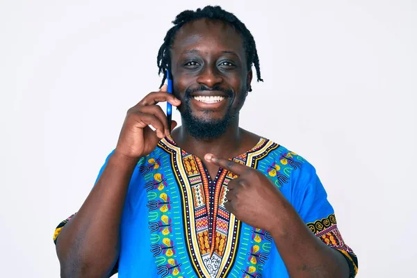 Jovem Afro Americano Com Tranças Vestindo Tshirt Étnica Conversando Smartphone — Fotografia de Stock