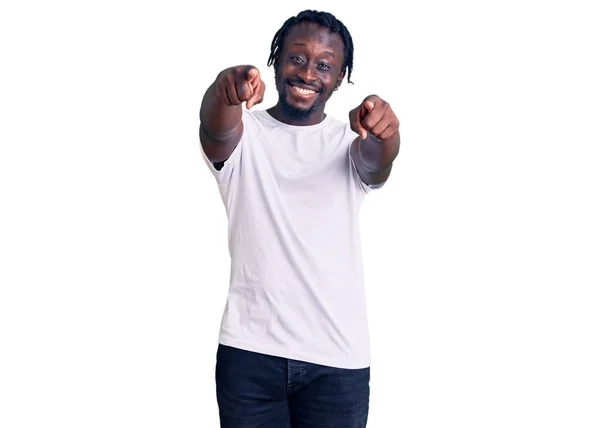 Jovem Afro Americano Com Tranças Vestindo Camiseta Branca Casual Apontando — Fotografia de Stock