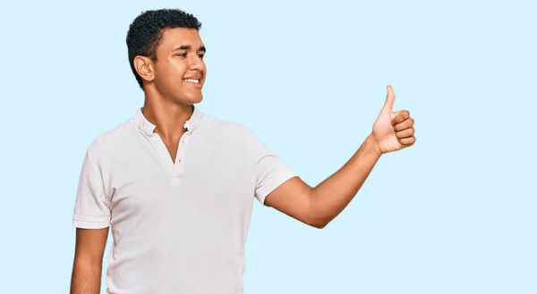Mladý Arabský Muž Neformálním Oblečení Pyšný Usmívá Dělá Gesta Nahoru — Stock fotografie