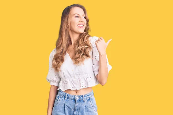 Mulher Caucasiana Jovem Com Cabelo Loiro Vestindo Elegante Camiseta Verão — Fotografia de Stock