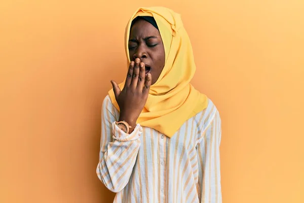 Vacker Afrikansk Ung Kvinna Bär Traditionella Islamiska Hijab Halsduk Uttråkad — Stockfoto
