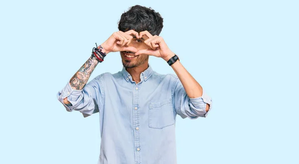 Giovane Uomo Ispanico Indossa Abiti Casual Facendo Forma Cuore Con — Foto Stock