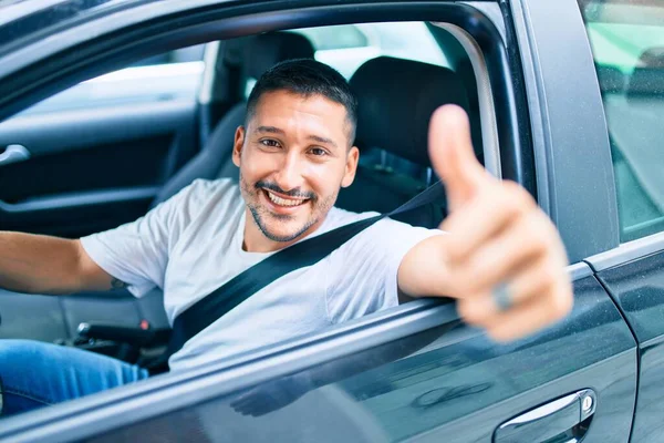 Giovane Uomo Ispanico Sorridente Felice Facendo Segno Guida Auto — Foto Stock