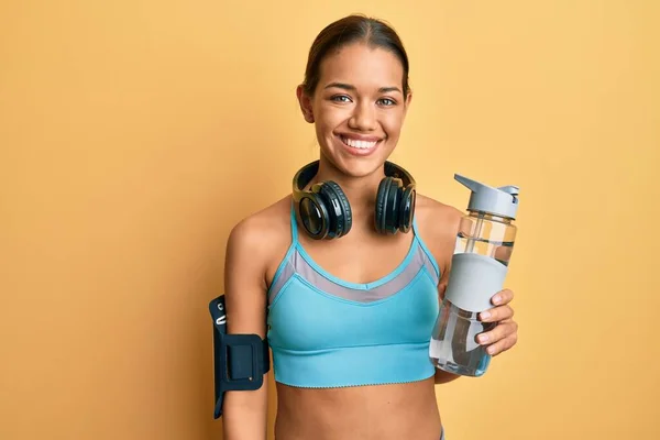 Schöne Hispanische Frau Sportbekleidung Die Eine Flasche Wasser Trinkt Sieht — Stockfoto