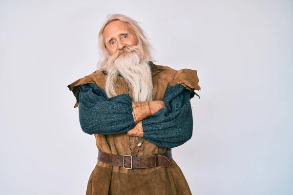 Idős Ősz Hajú Hosszú Szakállú Viking Tradicionális Jelmezt Viselő Öregember — Stock Fotó