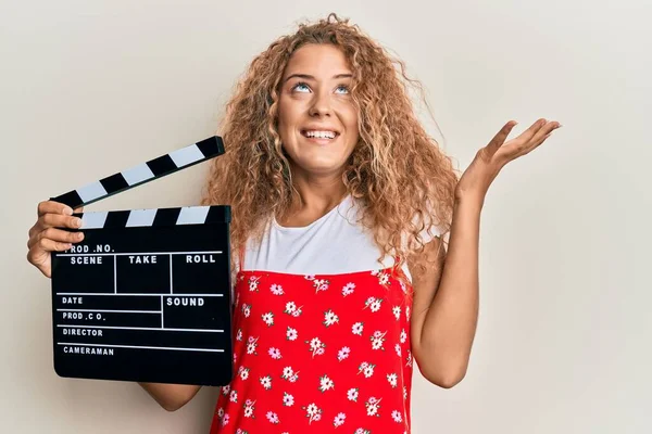 Bela Menina Adolescente Caucasiana Segurando Vídeo Filme Clapboard Celebrando Vitória — Fotografia de Stock