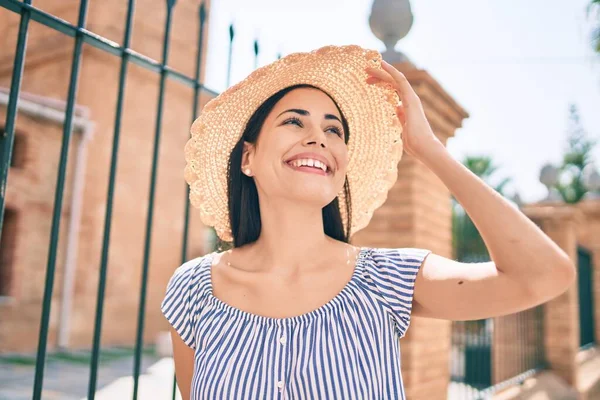 Junge Lateinamerikanische Touristin Urlaub Lächelt Glücklich Die Stadt — Stockfoto