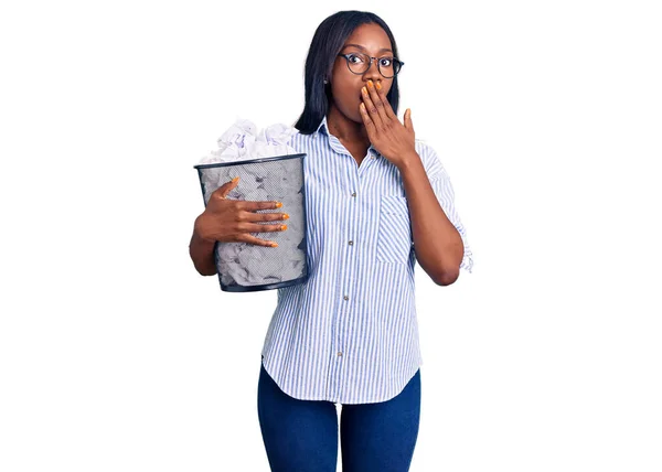 Молода Афро Американська Жінка Яка Тримає Паперовий Балон Повний Зіпсованих — стокове фото