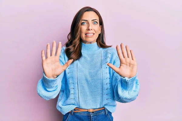 Junge Brünette Frau Lässigem Winterpullover Über Rosa Hintergrund Ängstlich Und — Stockfoto