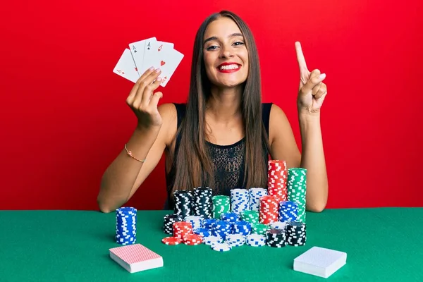 Νεαρή Ισπανίδα Που Κάθεται Στο Τραπέζι Παίζοντας Πόκερ Κρατώντας Χαρτιά — Φωτογραφία Αρχείου