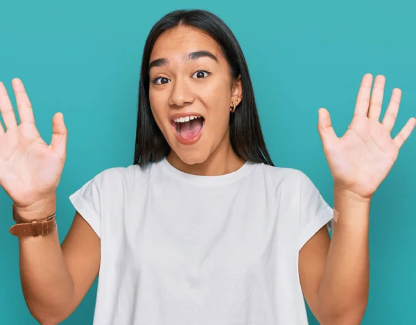 Junge Asiatin Lässigem Weißem Shirt Zeigt Mit Finger Nummer Zehn — Stockfoto