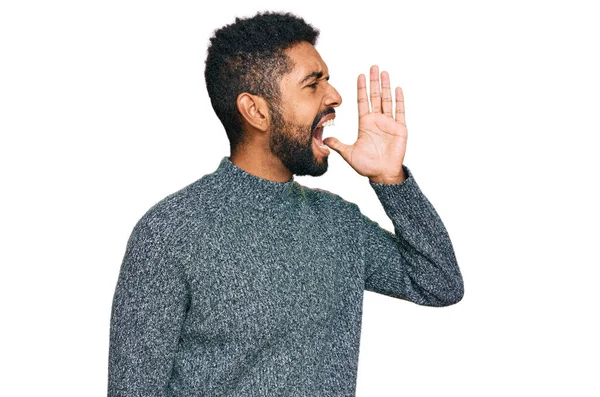 若いアフリカ系アメリカ人の男性は カジュアルな服を着て大声で叫び 口の上に手で大声で叫ぶ コミュニケーションの概念 — ストック写真