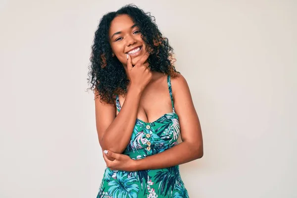 Joven Mujer Afroamericana Vestida Con Ropa Casual Mirando Confiada Cámara — Foto de Stock