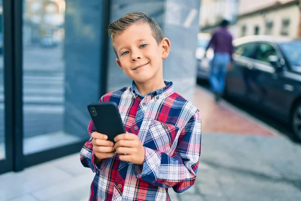 Garoto Caucasiano Adorável Sorrindo Feliz Usando Smartphone Cidade — Fotografia de Stock