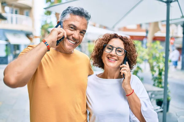 Medelålders Par Ler Glad Prata Smartphone Gatan Staden — Stockfoto