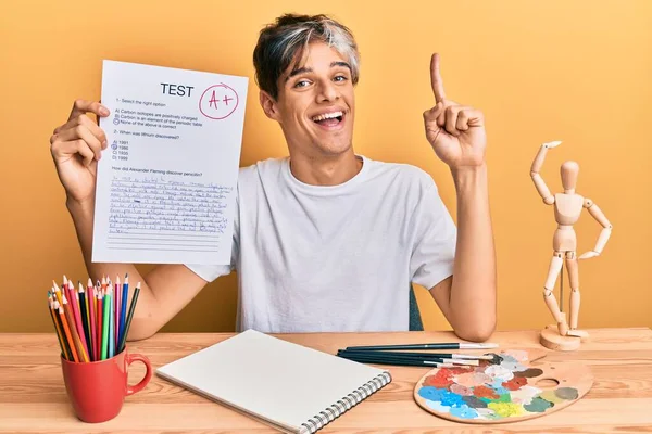 Giovane Artista Ispanico Possesso Esame Superato Seduto Sul Tavolo Sorridente — Foto Stock