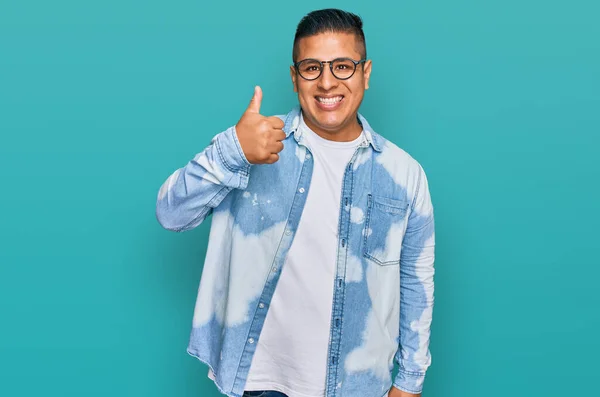 Νεαρός Λατίνος Άνδρας Φορώντας Casual Ρούχα Και Γυαλιά Χαμογελώντας Χαρούμενος — Φωτογραφία Αρχείου