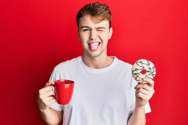 Ung Kaukasisk Man Dricker Kopp Kaffe Och Croissant Sticker Tungan — Stockfoto