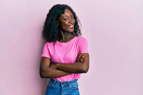 Красива Африканська Молода Жінка Повсякденній Рожевій Сорочці Щасливе Обличчя Посміхається — стокове фото
