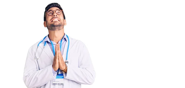 Joven Hombre Hispano Vistiendo Uniforme Médico Estetoscopio Mendigando Rezando Con — Foto de Stock