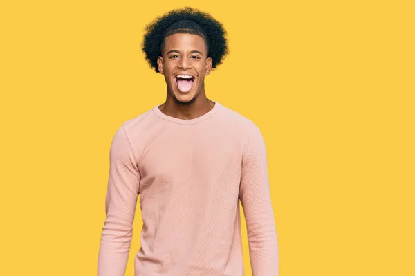 Afro Amerikaanse Man Met Afrokapsel Casual Kleding Die Tong Uitsteekt — Stockfoto