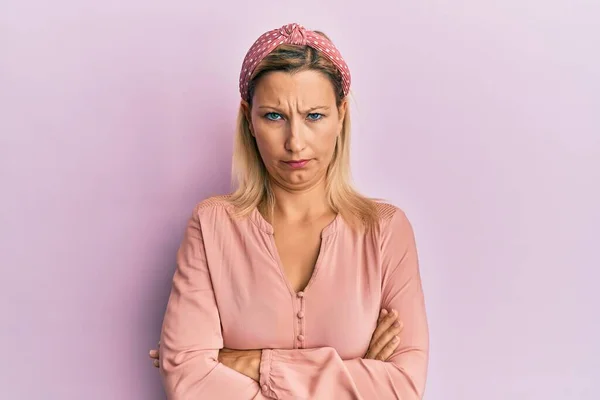 Donna Caucasica Mezza Età Con Indosso Abiti Casual Scettici Nervosi — Foto Stock