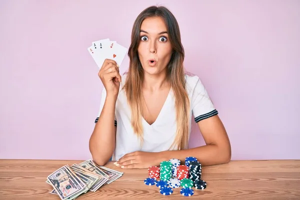 Mulher Branca Bonita Jogando Poker Segurando Cartas Assustadas Espantadas Com — Fotografia de Stock