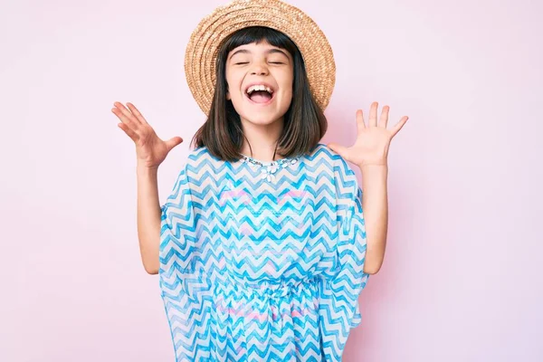 Niña Joven Con Flequillo Vistiendo Vestido Verano Sombrero Celebrando Loco —  Fotos de Stock