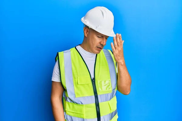 Medelålders Skallig Man Bär Arkitekt Hardhat Överraskad Med Hand Huvudet — Stockfoto