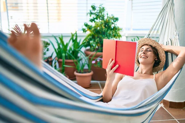 Jong Mooi Blank Vrouw Glimlachen Gelukkig Rusten Een Hangmat Het — Stockfoto