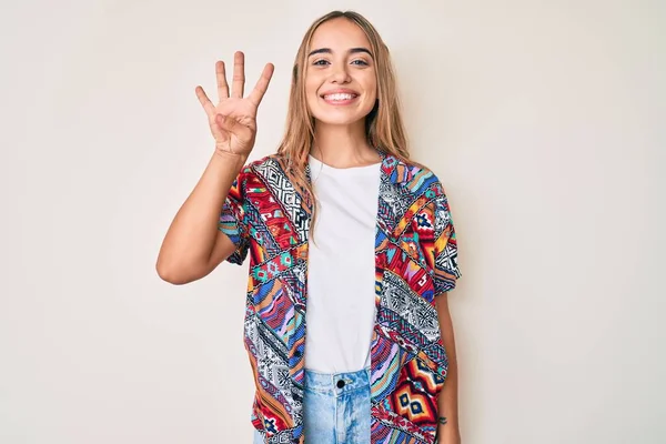 Jonge Mooie Blonde Vrouw Draagt Moderne Kleren Tonen Wijzen Met — Stockfoto