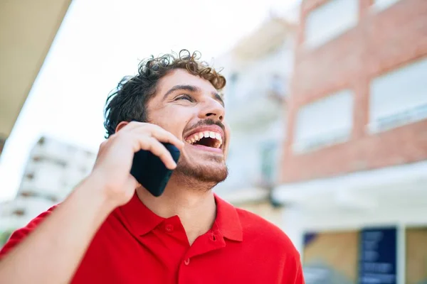 Genç Yakışıklı Beyaz Adam Mutlu Gülümsüyor Şehirdeki Akıllı Telefondan Konuşuyorlar — Stok fotoğraf