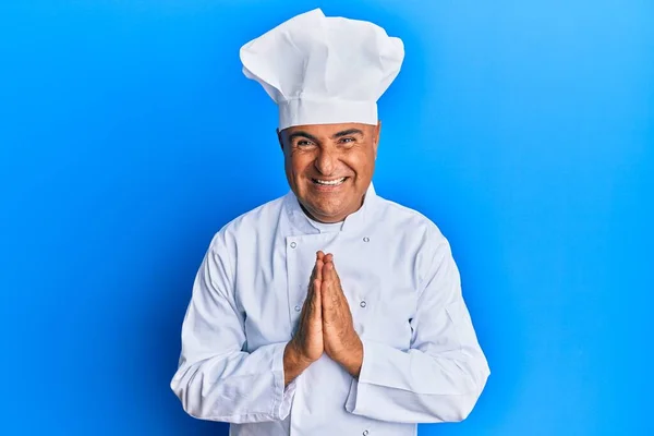 Maduro Médio Leste Homem Vestindo Profissional Cozinheiro Uniforme Chapéu Orando — Fotografia de Stock