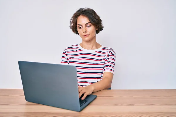 Fiatal Spanyol Dolgozik Irodában Laptop Gondolkodás Hozzáállás Józan Kifejezés Keres — Stock Fotó