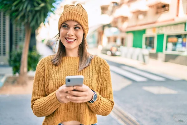 Νεαρή Ξανθιά Γυναίκα Χαμογελώντας Ευτυχισμένη Χρησιμοποιώντας Smartphone Στην Πόλη — Φωτογραφία Αρχείου